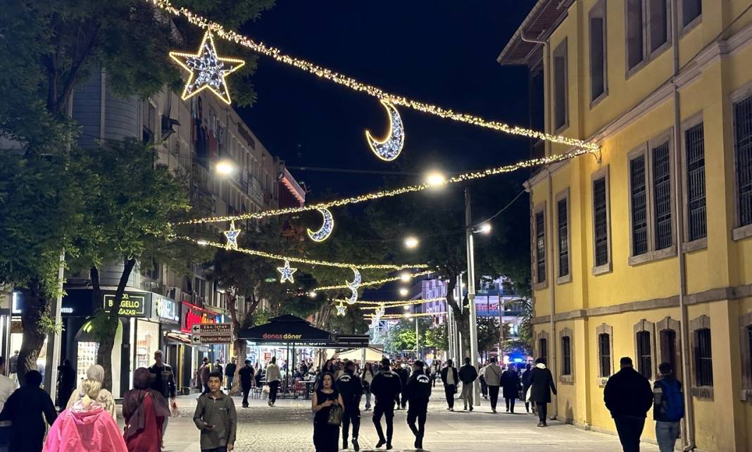 Konya Büyükşehir bayram için sokakları süsledi, aydınlattı 6